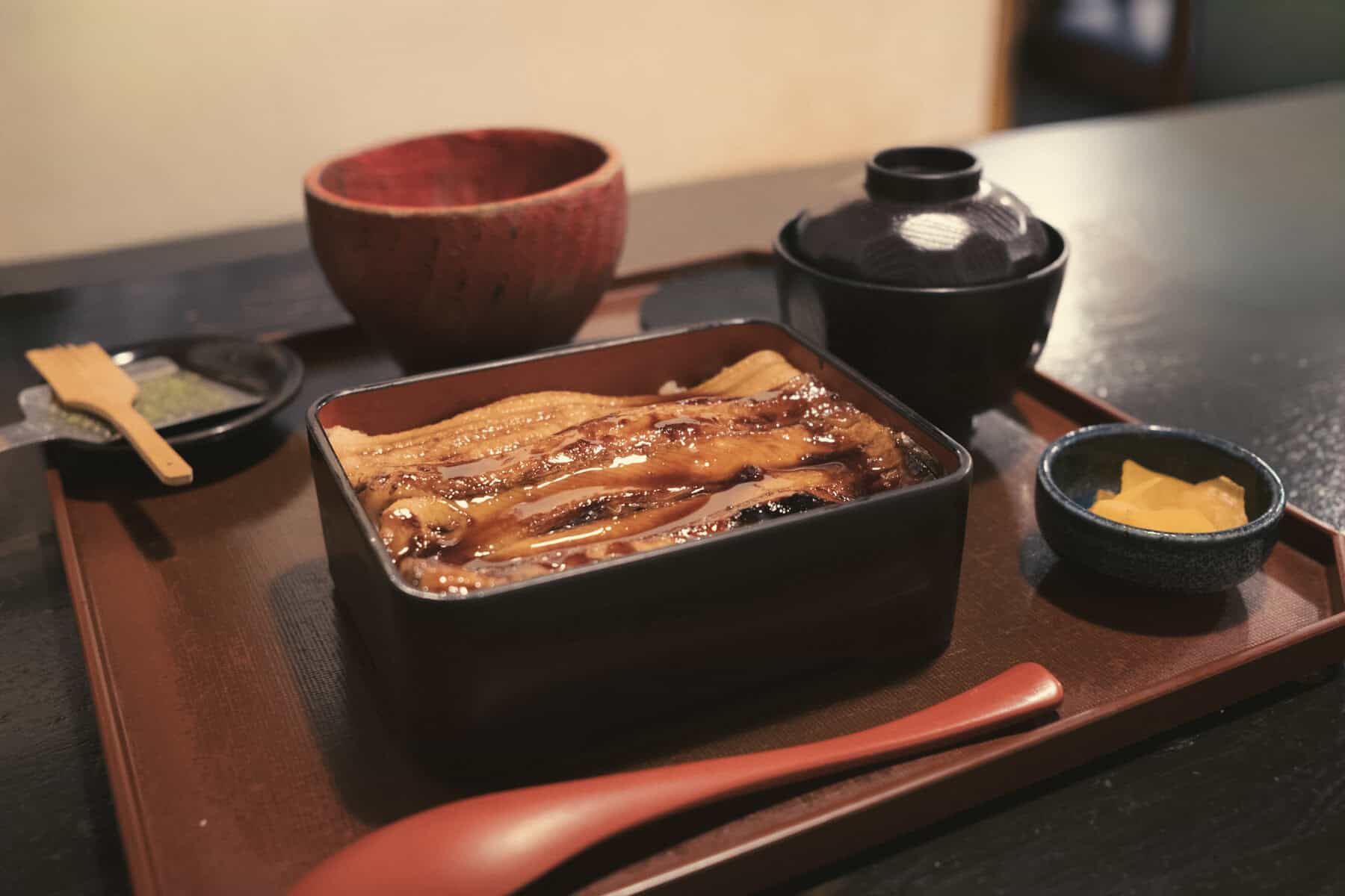 東京日本橋玉ゐ的星鰻飯，清煮與蒲燒兩種星鰻一起放在白飯上。