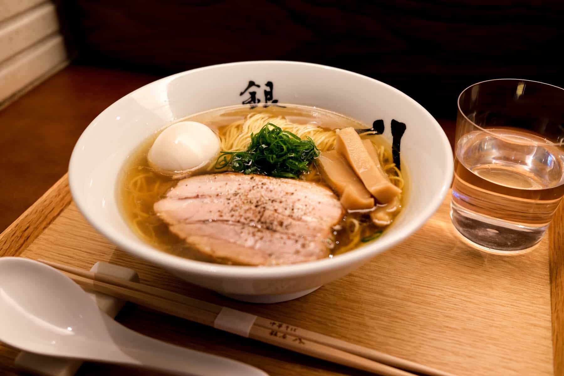 搭配叉燒、竹筍和蔥的日本清湯拉麵