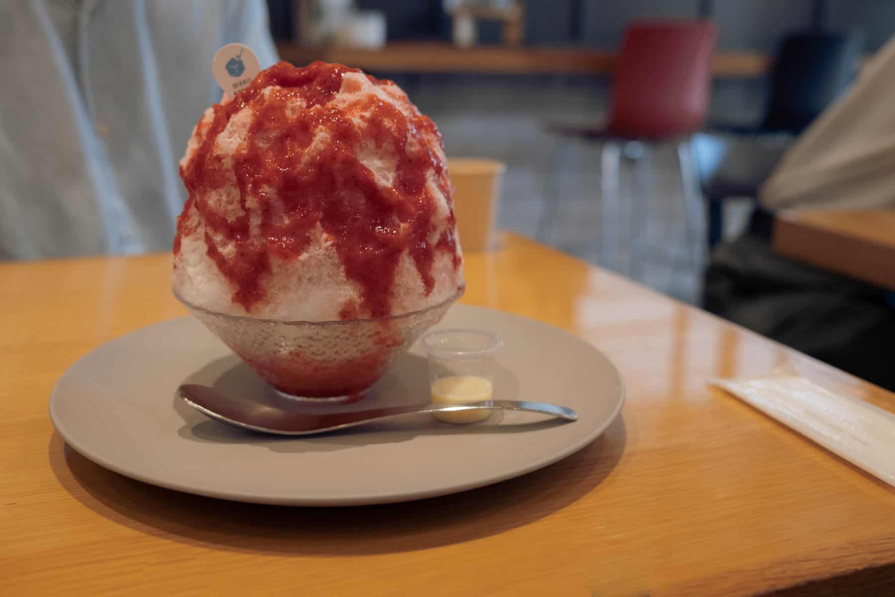 鋪有草莓醬的刨冰