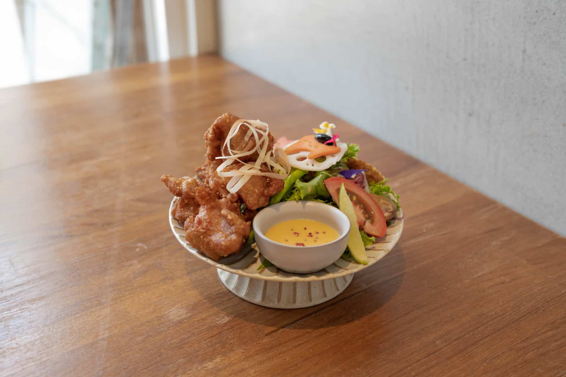 炸雞和綜合蔬菜