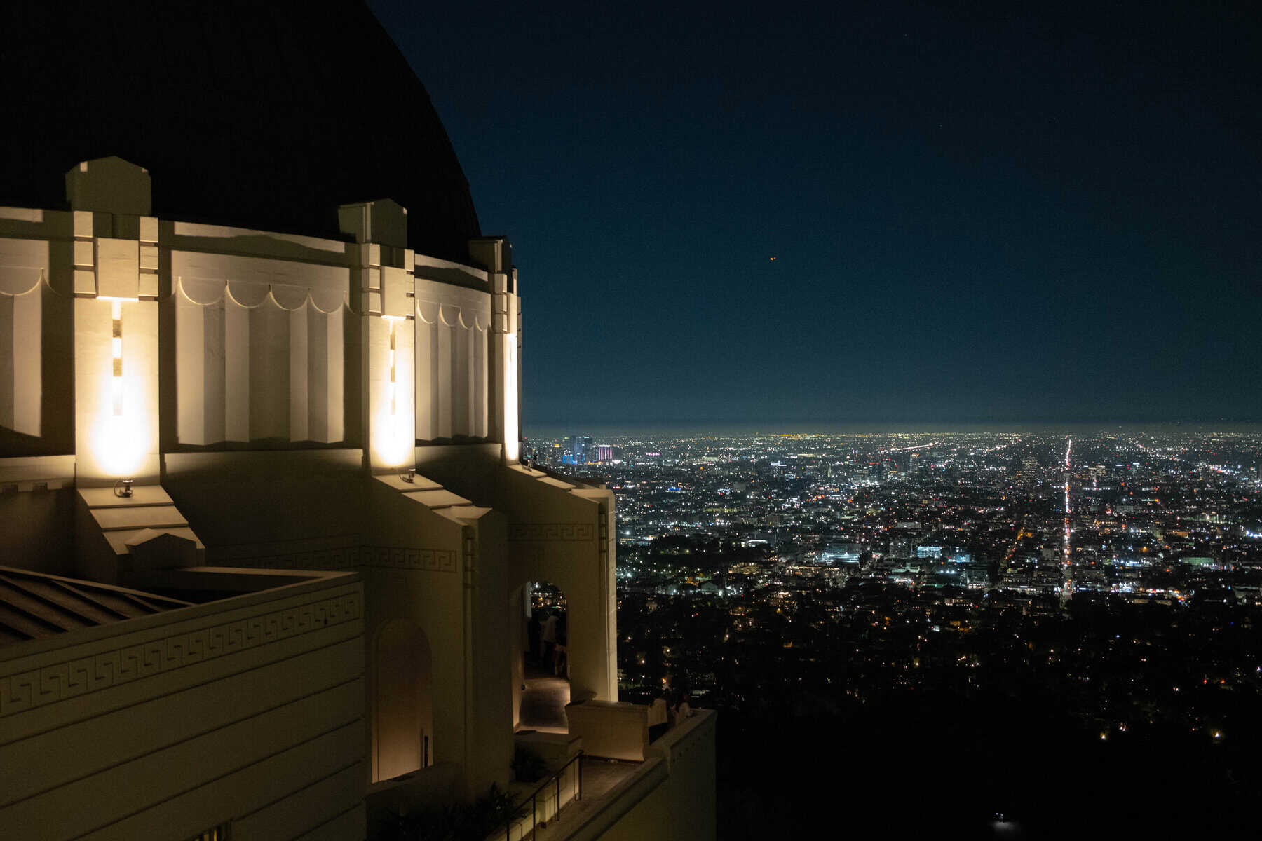 夜間俯瞰天文台下的洛杉磯市景