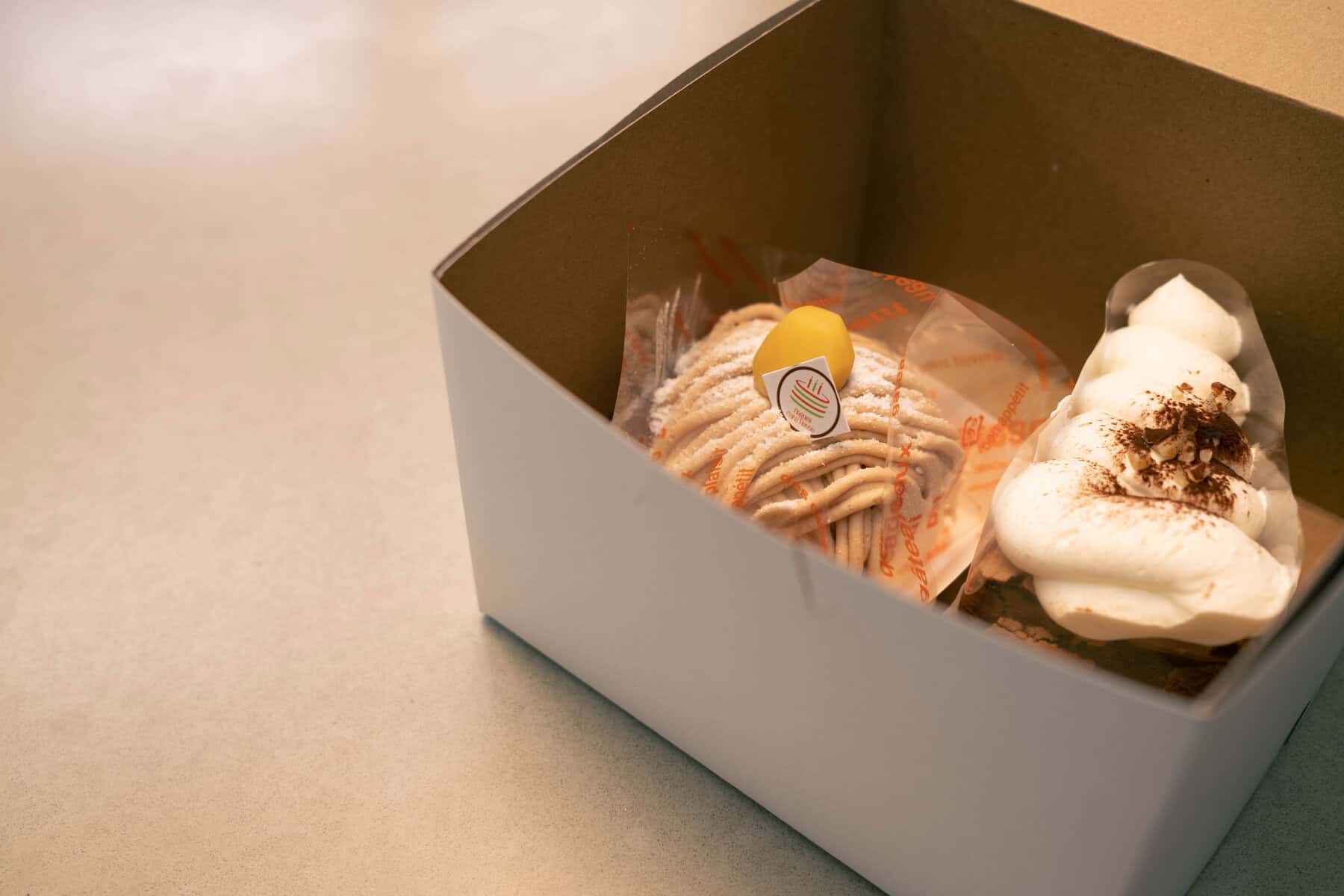 Nagomi Cake House 外帶蛋糕盒內含人氣甜點,栗子蒙布朗與鮮奶油巧克力蛋糕。