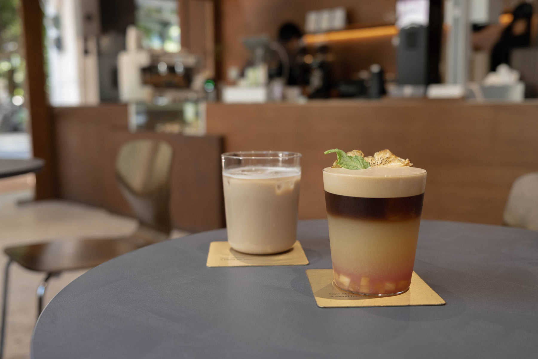 兩杯咖啡飲品擺放在咖啡館的桌子上