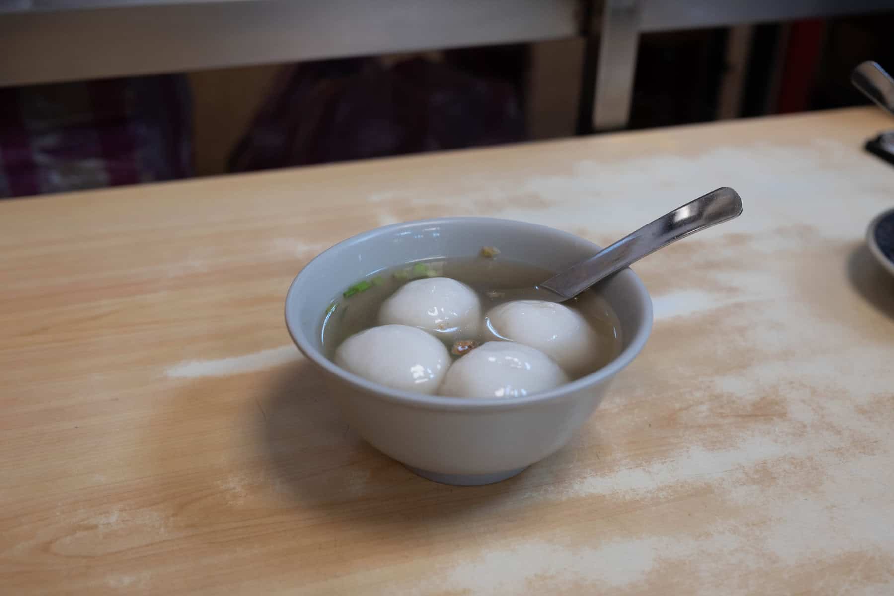 一個碗裝著四顆鮮肉湯圓