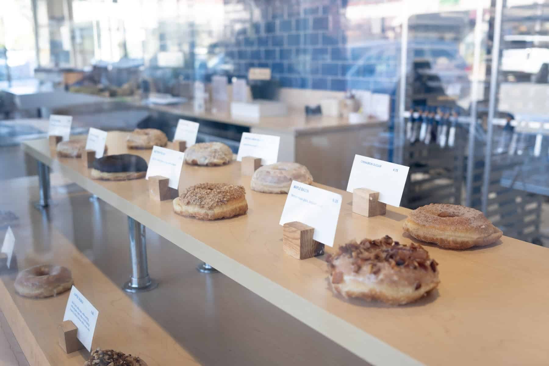 Oliboli Donuts 甜甜圈展示櫃,各式口味如巧克力、檸檬、肉桂糖等。