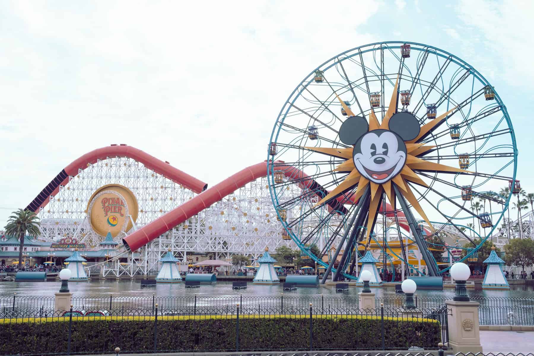 加州迪士尼冒險樂園 Pixar Pier 區的經典摩天輪與雲霄飛車,摩天輪中央為米奇圖案。