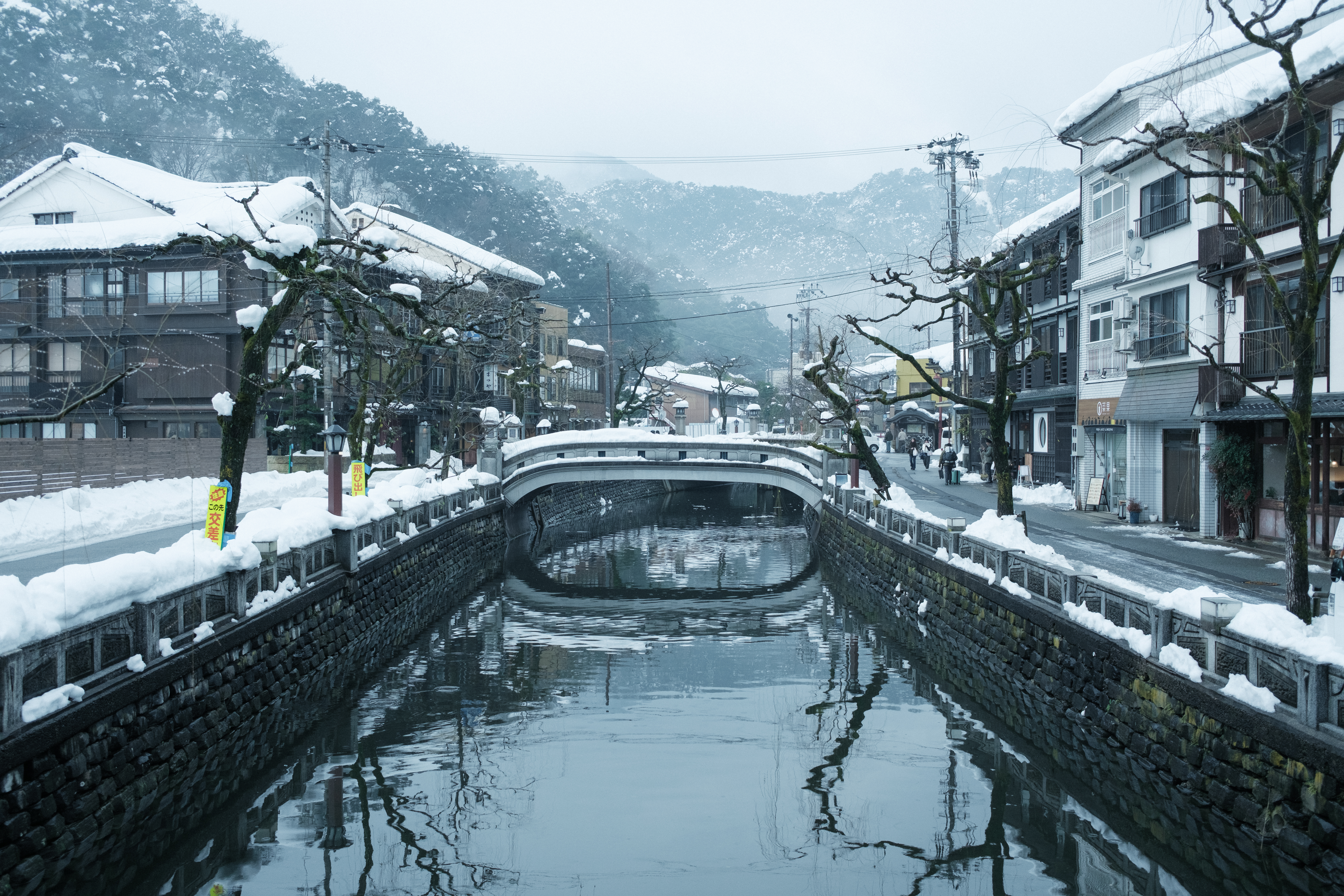 雪中的溫泉街