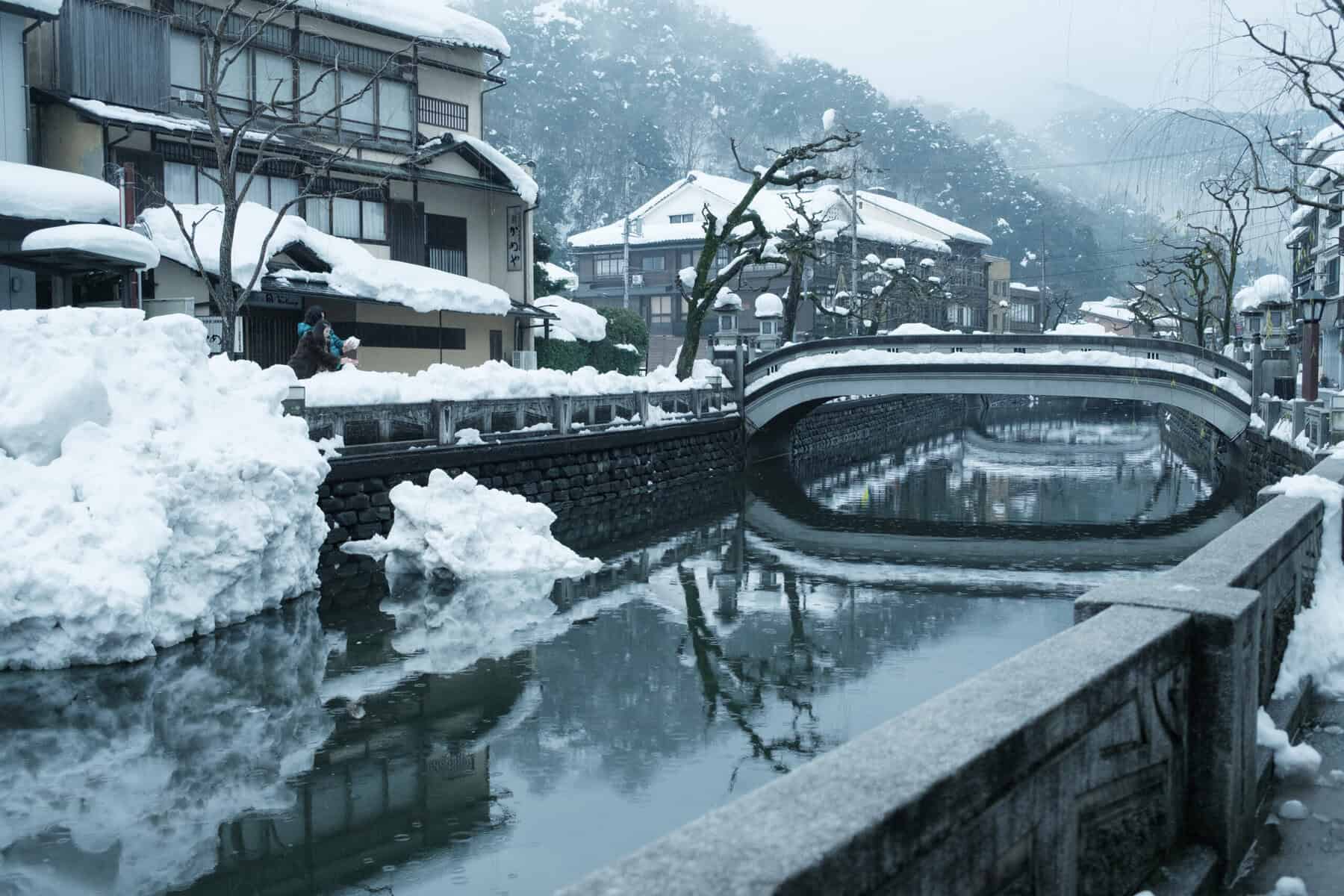 關西城崎溫泉小鎮,大雪、螃蟹與七大外湯
